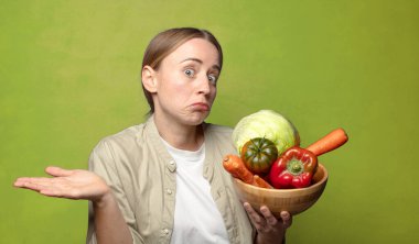 Sebzeli genç sarışın kadın. Hamamböceği kavramı kruvasan kavramı