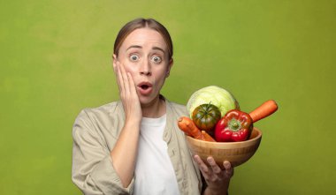 Sebzeli genç sarışın kadın. Hamamböceği kavramı kruvasan kavramı