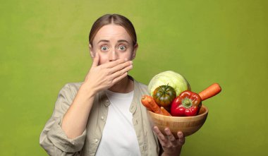 Sebzeli genç sarışın kadın. Hamamböceği kavramı kruvasan kavramı