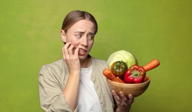 Sebzeli genç sarışın kadın. Hamamböceği kavramı kruvasan kavramı