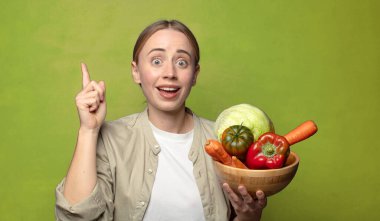 Sebzeli genç sarışın kadın. Hamamböceği kavramı kruvasan kavramı