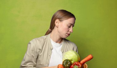 Sebzeli genç sarışın kadın. Hamamböceği kavramı kruvasan kavramı