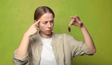 Genç, sarışın bir kadın. hamamböceği konsepti