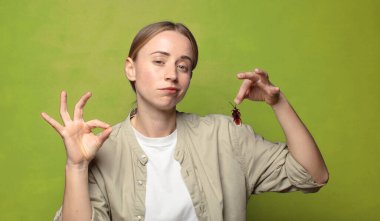 Genç, sarışın bir kadın. hamamböceği konsepti