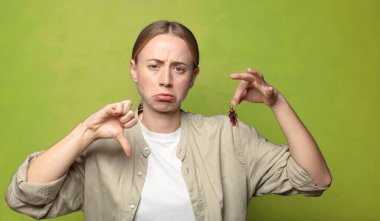 Genç, sarışın bir kadın. hamamböceği konsepti