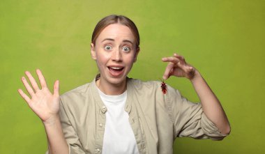 Genç, sarışın bir kadın. hamamböceği konsepti