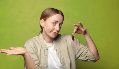 Genç, sarışın bir kadın. hamamböceği konsepti