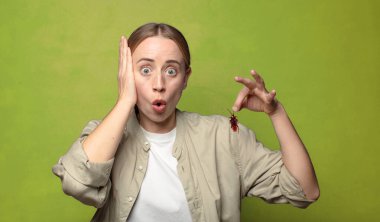 Genç, sarışın bir kadın. hamamböceği konsepti