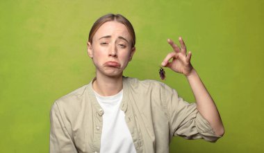 Genç, sarışın bir kadın. hamamböceği konsepti