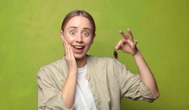 Genç, sarışın bir kadın. hamamböceği konsepti