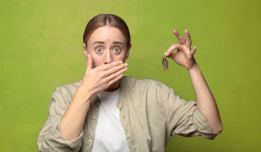 Genç, sarışın bir kadın. hamamböceği konsepti