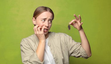 Genç, sarışın bir kadın. hamamböceği konsepti