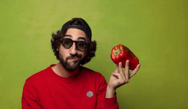 Şapkalı ve güneş gözlüklü genç, sakallı adam.