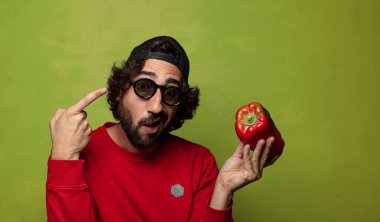 Şapkalı ve güneş gözlüklü genç, sakallı adam.