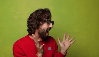 Genç, sakallı adam.