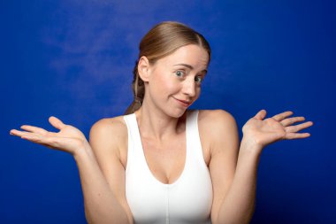 Sarışın kadın şaşkın ve şaşkın hissediyor, şüpheci, ağırlıklı ya da farklı seçenekler seçiyor