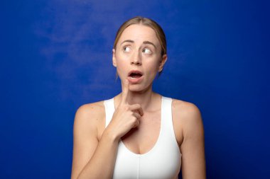 Şaşırmış, gergin, endişeli ya da korkmuş bakışları olan sarışın bir kadın.