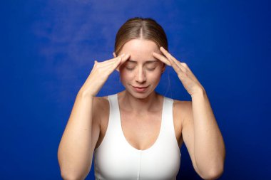 Sarışın kadın konsantre, düşünceli ve ilham verici, beyin fırtınası yapıyor ve hayal kuruyor.