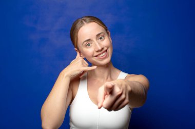 Sarışın kadın neşeyle gülümsüyor ve kamerayı işaret ediyor. Sonra seni arıyor, telefonla konuşuyor.