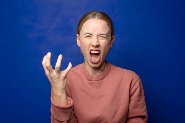 Sarışın kadın sinirli, sinirli ve hayal kırıklığına uğramış görünüyor. Senin neyin var?