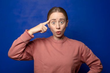 Sarışın kadın şaşırmış, ağzı açık, şok olmuş, yeni bir düşünce, fikir ya da konsept keşfediyor.