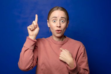 Sarışın kadın gururlu ve şaşırmış hissediyor, kendine güvenen, başarılı bir numara gibi hisseden