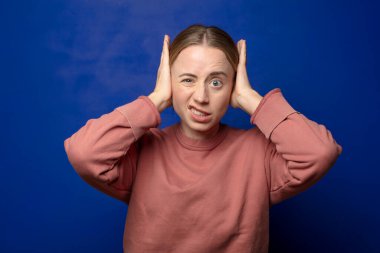 Sarışın kadın hayal kırıklığına uğramış ve sıkılmış, başarısızlıktan bıkmış, sıkıcı, sıkıcı işlerden bıkmış