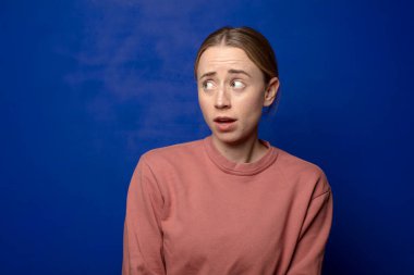 Sarışın kadın şaşırmış ve şaşırmış hissediyor. Şaşırmış ve ağzı açık bir şekilde, boşluğu kopyalamak istiyor.