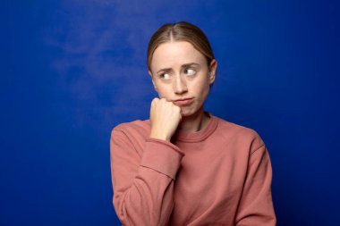 Sarışın kadın üzgün ve stresli, kötü bir sürpriz yüzünden üzgün, olumsuz, endişeli bir bakışla