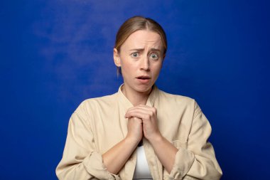 sarışın kadın endişeli, stresli, endişeli ve korkmuş, panikleyen ve dişlerini sıkan