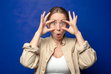 Sarışın kadın sana göz kulak oluyor, güvenmiyor, izliyor, tetikte ve tetikte.