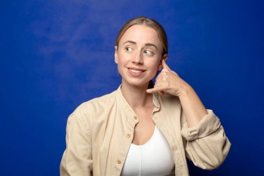 Sarışın kadın neşeyle gülümsüyor ve kamerayı işaret ediyor. Sonra seni arıyor, telefonla konuşuyor.