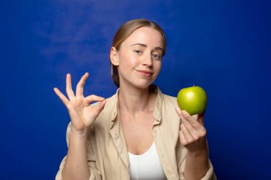 Elmalı genç sarışın kadın.