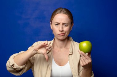 Elmalı genç sarışın kadın.