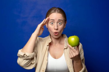 Elmalı genç sarışın kadın.