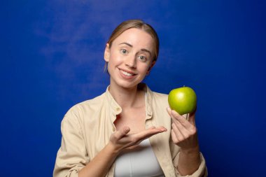 Elmalı genç sarışın kadın.