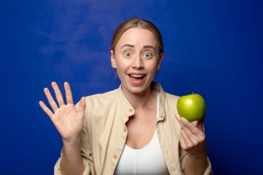 Elmalı genç sarışın kadın.