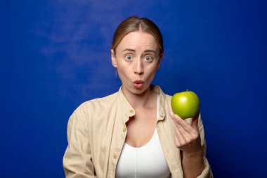 Elmalı genç sarışın kadın.