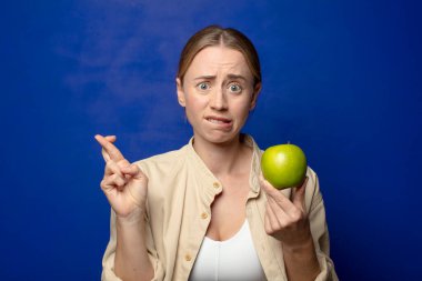 Elmalı genç sarışın kadın.