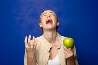 Elmalı genç sarışın kadın.