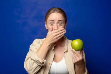 Elmalı genç sarışın kadın.