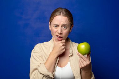 Elmalı genç sarışın kadın.