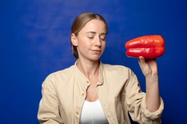 Kırmızı biberli genç sarışın kadın.