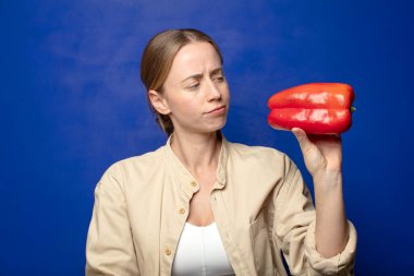 Kırmızı biberli genç sarışın kadın.