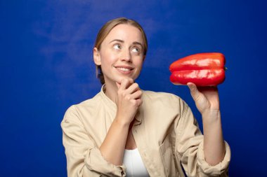 Kırmızı biberli genç sarışın kadın.
