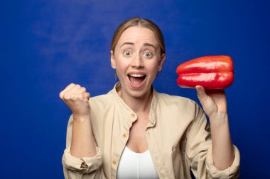 Kırmızı biberli genç sarışın kadın.