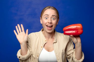 Kırmızı biberli genç sarışın kadın.