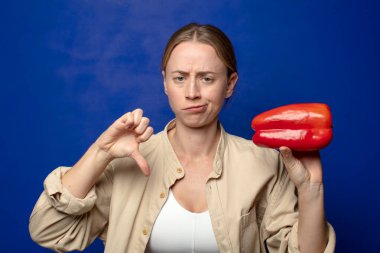 Kırmızı biberli genç sarışın kadın.