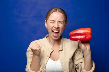 Kırmızı biberli genç sarışın kadın.