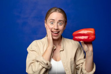 Kırmızı biberli genç sarışın kadın.